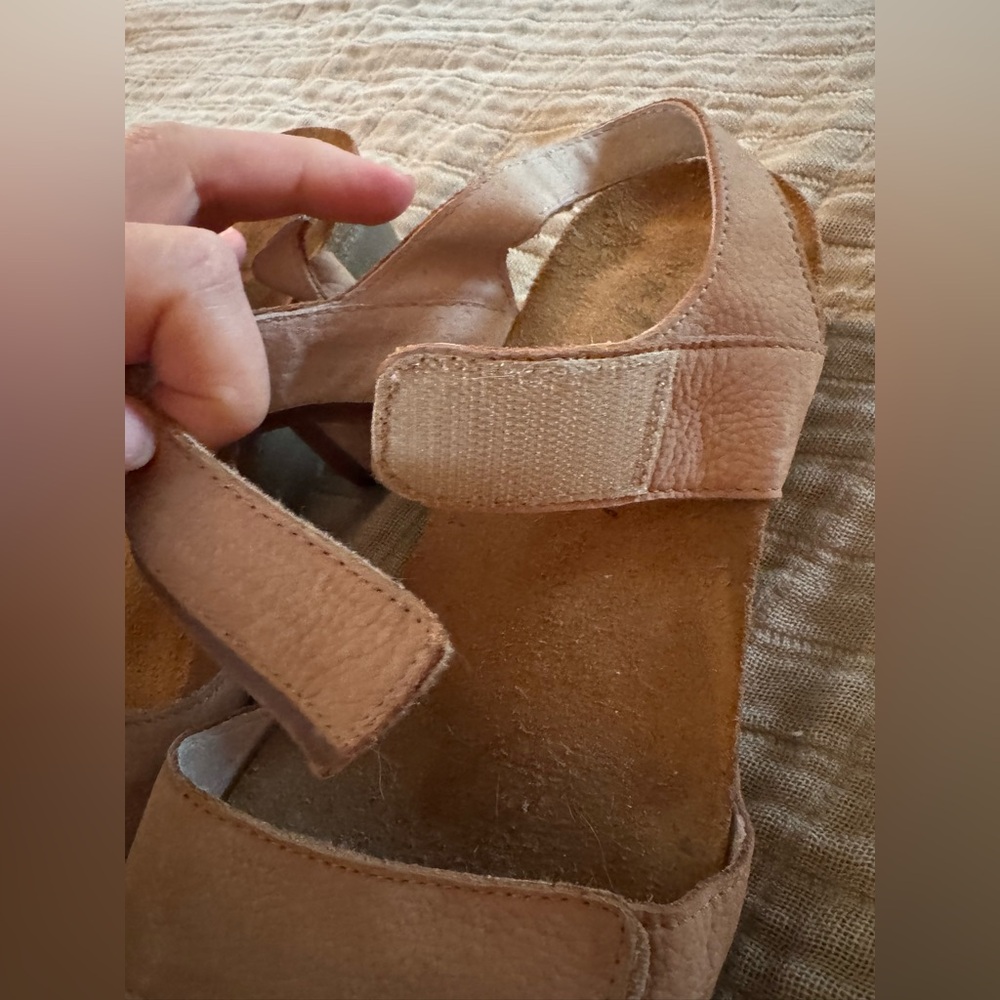 Naot - Aisha 
Women's Tan Adjustable Slingback Sandals size 38 W - 7.5 - Picture 6 of 12
